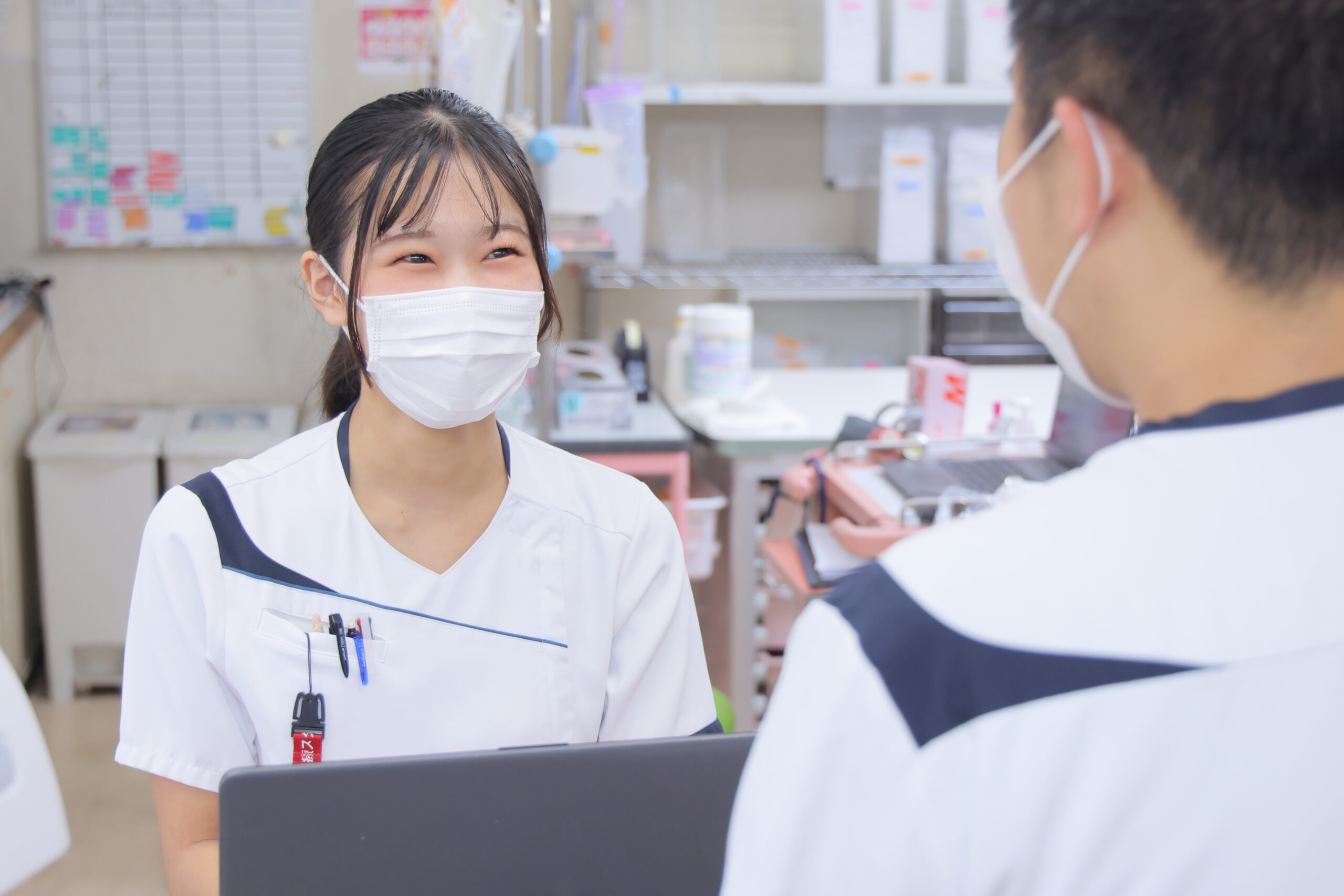 京都府宇治市にある社会福祉法人あじろぎ会宇治病院の病棟で働く看護師