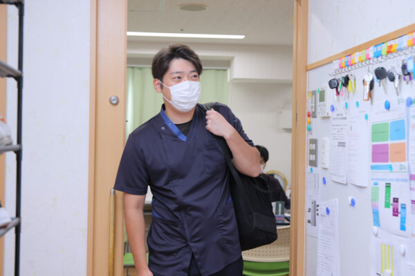 京都府宇治市にある社会福祉法人あじろぎ会宇治病院訪問リハビリテーションで働く理学療法士