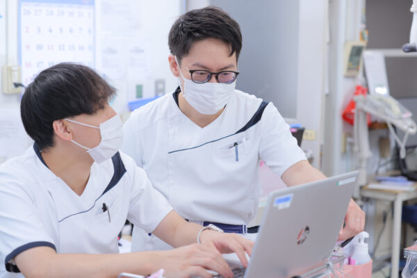 京都府宇治市にある社会福祉法人あじろぎ会宇治病院の障害者病棟で働く男性看護師