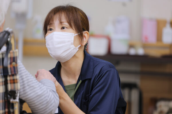 京都府宇治市にある社会福祉法人あじろぎ会 笠取ふれあい福祉センターで働く介護スタッフ